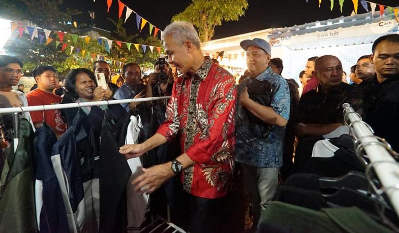  Hadiri Puncak Hari UMKM 2023, Ganjar Pranowo Borong Produk Lokal Sepatu hingga Karpet