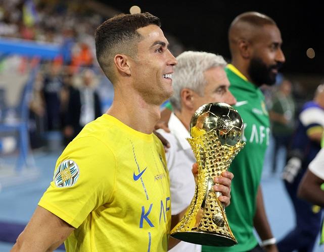 Cristiano Ronaldo Raih Trofi Arab Club Champions Cup 2023 tapi Langsung Cedera