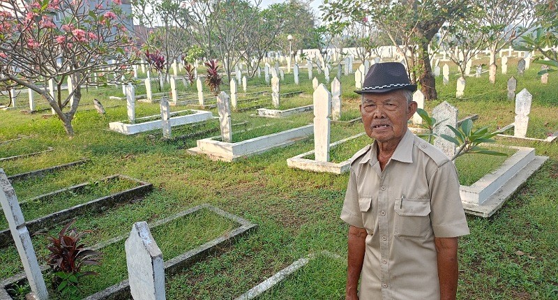 Perayaan HUT ke-78 RI, Mengintip Kisah Abah Oma Setia Jaga Makam Pahlawan di Usia 81 Tahun