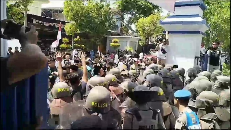 Demo Penolakan Rocky Gerung di Sampang Ricuh, Polisi Terluka 