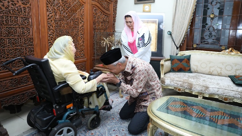 Momen Ganjar Pranowo Cium Tangan Istri Gus Dur saat Bersilaturahmi