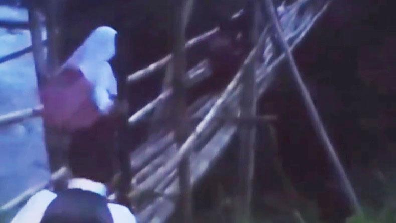 Ngeri! Siswa SD di Cidaun Cianjur Bertaruh Nyawa Lintasi Jembatan Bambu demi ke Sekolah 