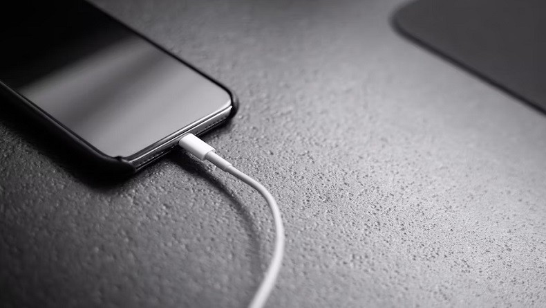 Peringatan Apple: Jangan Tidur di samping iPhone saat Dicas!