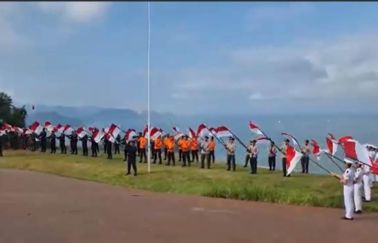 Warga Padang Kibarkan 1.000 Bendera Merah Putih di Ketinggian 300 Meter
