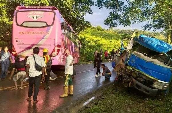 Kecelakaan di Kolaka Timur, Bus Bawa 26 Penumpang Tabrak Truk Tangki