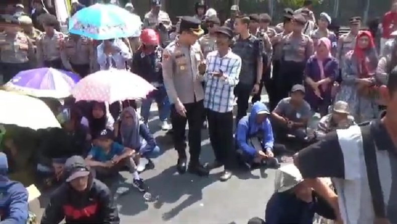 Warga Sumedang Terdampak Proyek Tol Cisumdawu Blokade Jalan Nasional, Tuntut Ganti Rugi