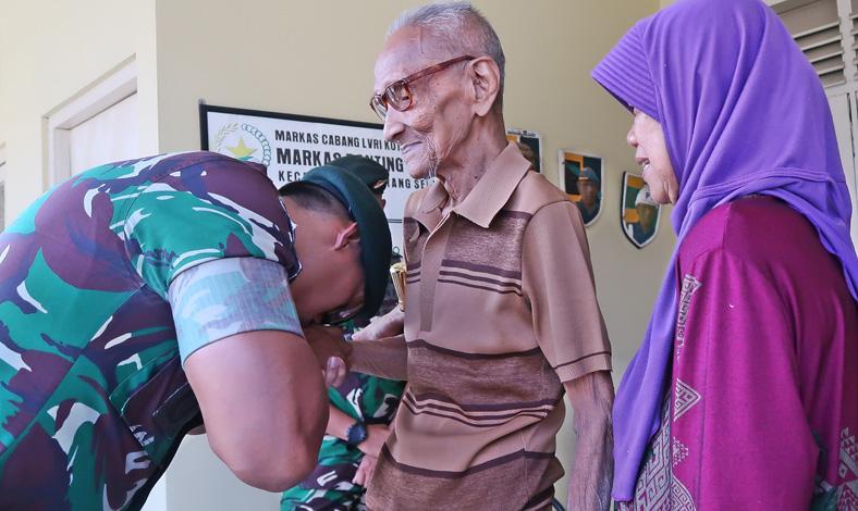 Momen Haru Komandan Banteng Raiders Cium Tangan Veteran Perang Sopir Bung Karno