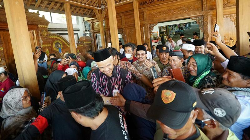 Ganjar Ziarah Makam Mbah Dalhar Watucongol: Beliau Sangat Tegas dan Tak Pernah Abu-abu