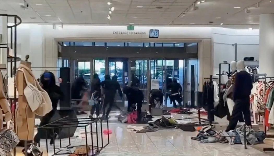 Nekat! 50 Pencuri Rampok Toko dalam Mal Sore Hari, Gasak Barang-Barang Rp1,5 Miliar