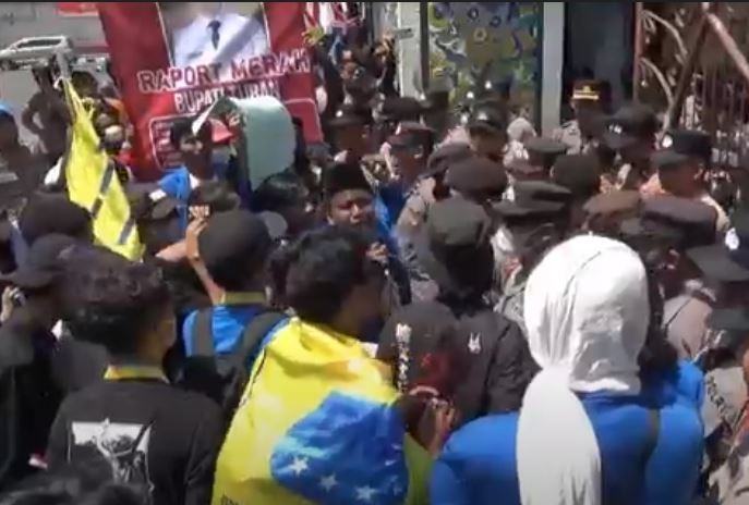 Demo Mahasiswa PMII di Kantor Bupati Tuban Ricuh, Massa Diseret hingga Terjadi Pelecehan