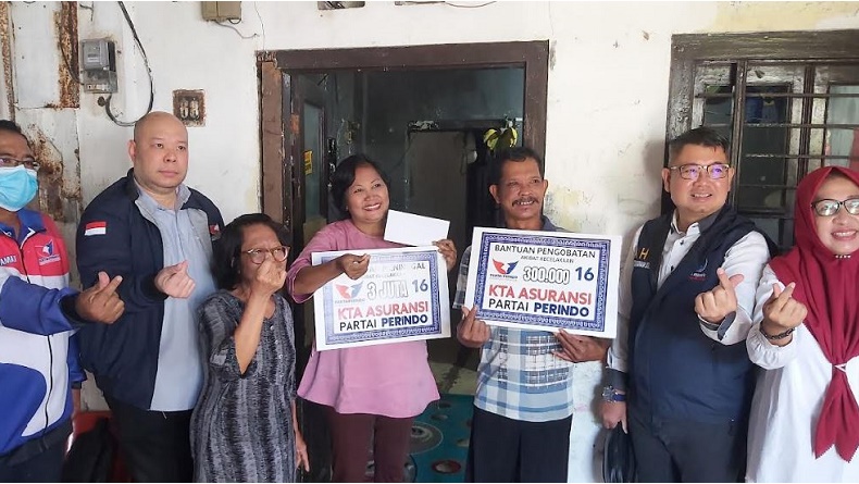 Partai Perindo Serahkan Klaim ke Warga Pemegang KTA Berasuransi di Surabaya