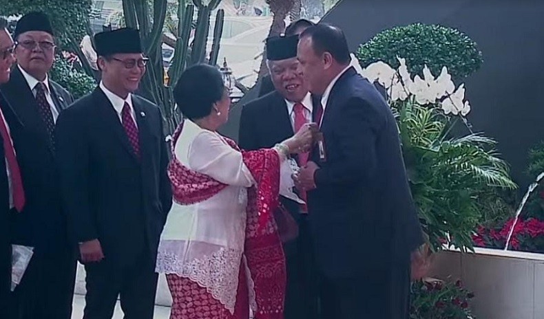 Momen Unik! Megawati Rapikan Dasi Ketua KPK Firli Bahuri Jelang Sidang Tahunan MPR