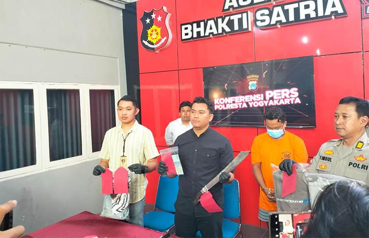 Gegara Spion Mobil Dipatahkan, Pedagang Sayur di Jogja Bacok Pengendara Motor