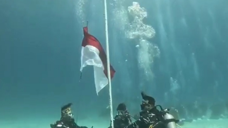 TNI AL Gelar Upacara Pengibaran Bendera Merah Putih di Dasar Laut Jayapura Papua