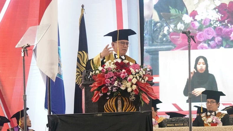 Sekjen Kemenkumham Andap Budhi Revianto Terima Doktor Honoris Causa dari Unesa