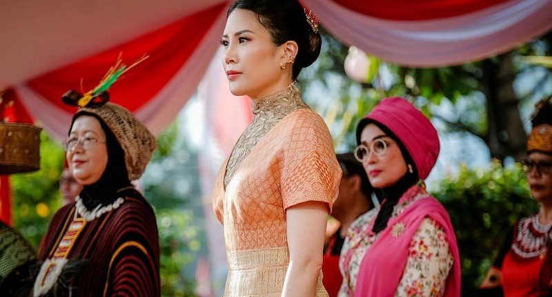 Momen HUT ke-78 RI, Angela Tanoesoedibjo Tampil Anggun Kenakan Wastra Khas Sumatera Utara
