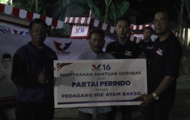Pedagang Bakso di Kendal Semringah Dapat Gerobak Gratis dari Partai Perindo