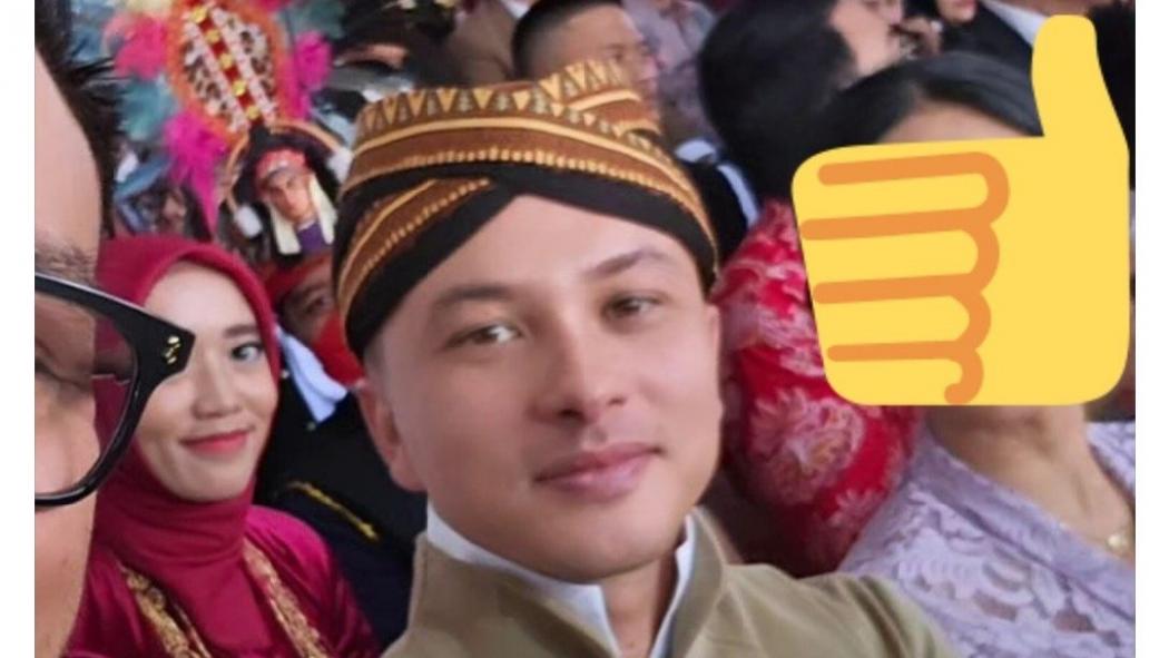 Intip Potret Ganteng Nicholas Saputra Pakai Busana Adat Jawa di HUT RI Ke-78