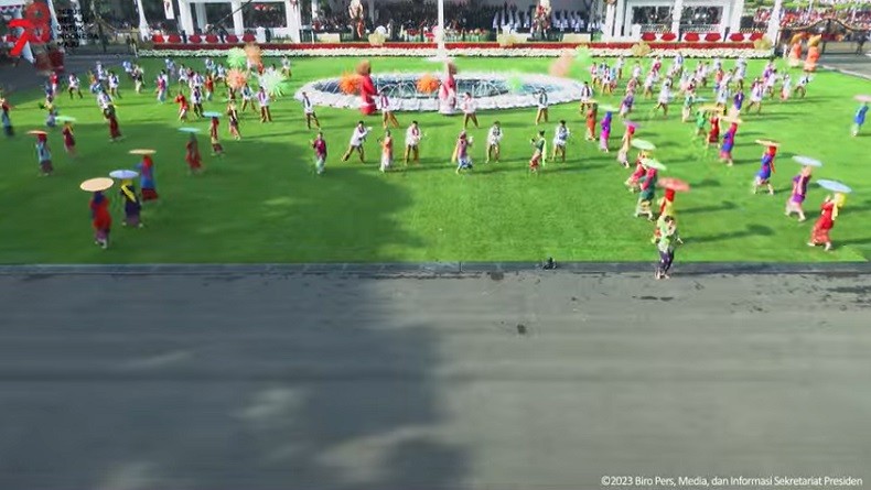 Pakai Baju Adat, Nirina Zubir Ikut Upacara HUT ke-78 RI Bareng Suami