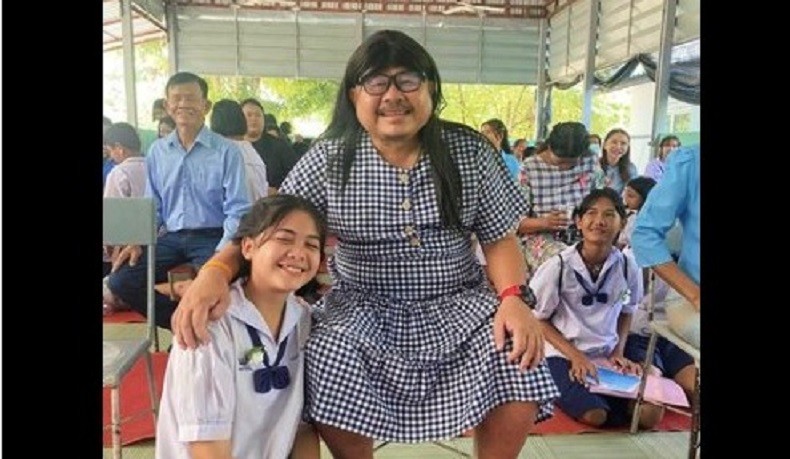 Bikin Haru, Ayah di Thailand Pakai Gaun Perempuan Demi Rayakan Hari Ibu dengan Anak