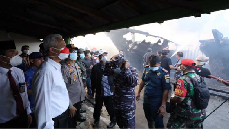 Tinjau Kebakaran Puluhan Kapal di Tegal, Ganjar Telepon BNPB Minta Kerahkan Heli Water Bombing