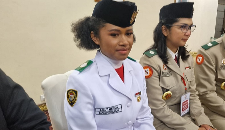 Cerita Lily Indriani Pembawa Bendera saat Sepatunya Terlepas: Kaget, tapi Nggak Panik