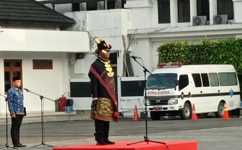 Mahfud MD Kenakan Baju Adat Mandailing Sumut saat Pimpin Upacara HUT RI di Kemenko Polhukam