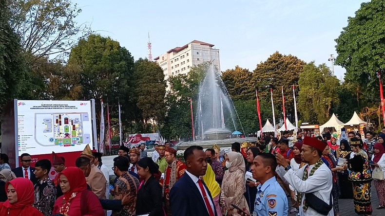 Antusias Hadiri Upacara HUT ke-78 RI di Istana, Ratusan Masyarakat Kompak Pakai Baju Adat