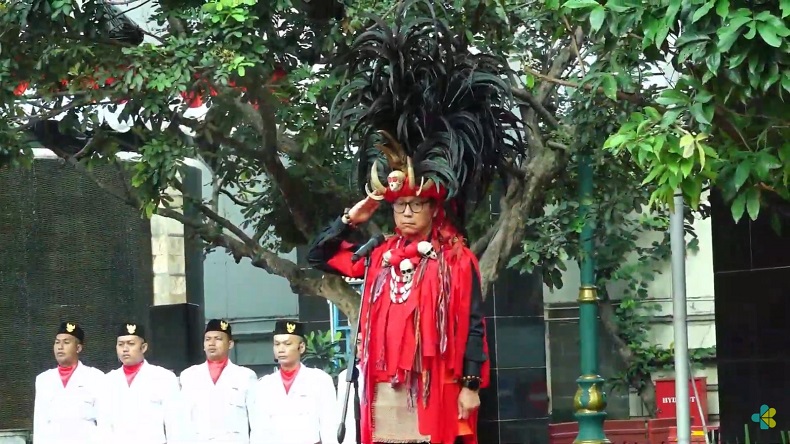 Pimpin Upacara HUT ke-78 RI di Kantor Kemenkes, Budi Gunadi Pakai Baju Adat Minahasa