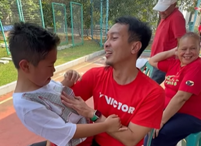 Momen Kocak Mohammad Ahsan Tenangkan Anak Menangis di Lomba 17-an: Babah Juga Sering Kalah!
