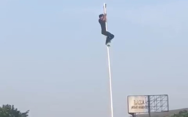 Heroik, Pemuda Ini Panjat Tiang Bendera Betulkan Tali Nyangkut saat Upacara di Lapangan Rempoa Tangsel