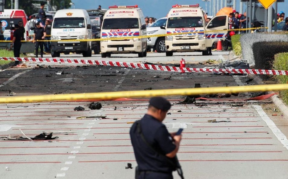 Pesawat Jatuh di Selangor Malaysia Tabrak Sepeda Motor dan Mobil, 10 Orang Tewas