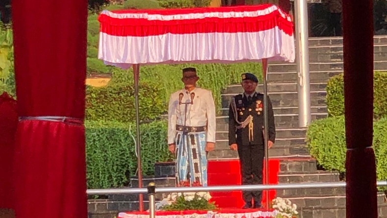 Pimpin Upacara Kemerdekaan di Kemenparekraf, Sandiaga Uno Tampil Gagah dengan Baju Adat Bugis 