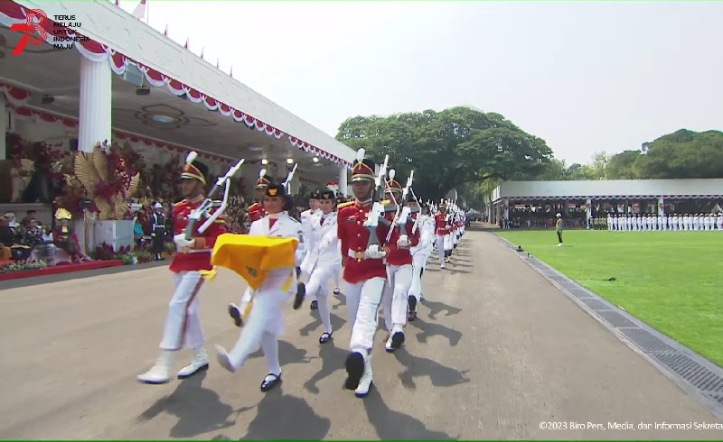 Insiden Sepatu Lily Indriani Pembawa Bendera Lepas, Tetap Tenang dan Tersenyum Selesaikan Tugas