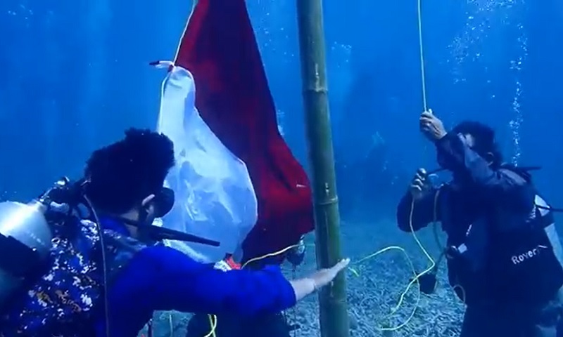 78 Penyelam TNI-Polri Gelar Upacara Detik-Detik Proklamasi di Dasar Laut Gili Kondo NTB 