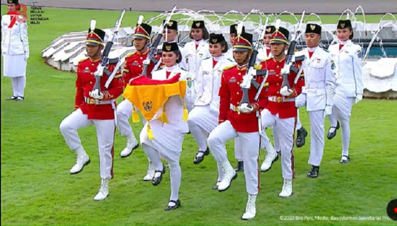 Upacara Penurunan Bendera Selesai, Sang Merah Putih Diserahkan ke Jokowi