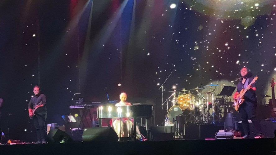 Putri Ariani Buka Konser Ronan Keating dengan Megah, Bawakan Lagu Loneliness