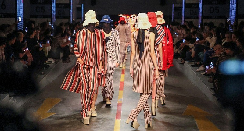 Lestarikan Budaya Indonesia lewat Eksplorasi 100 Modern Look dari Tenun Lurik