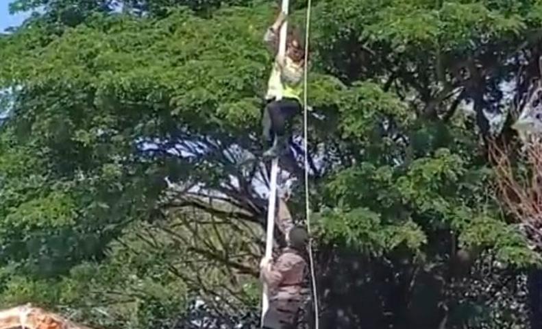 Viral Aksi Heroik Polisi di Boyolali Panjat Tiang Bendera Selamatkan Tali yang Terlepas