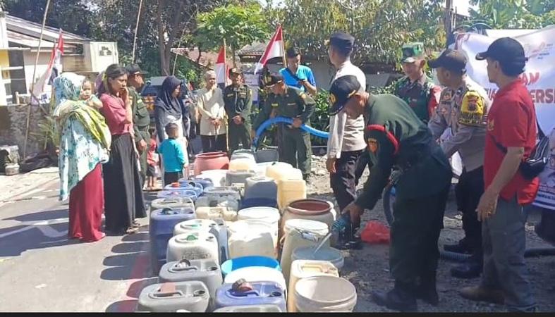  Dampak Kemarau Panjang. Ratusan Warga Lereng Gunung Slamet Berebut Bantuan Air Bersih