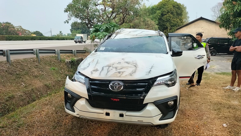 Fortuner Terguling di Tol Cijago Depok, Pengemudi Diduga Hilang Kendali