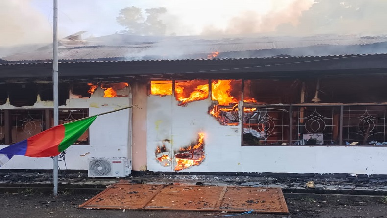 Gedung Pemerintahan Distrik Fakfak Tengah Diduga Dibakar OTK, Tumpukan Dokumen Ludes