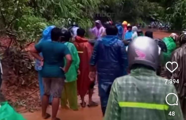 Jalan Nasional Painan-Kota Padang Tertutup Longsor