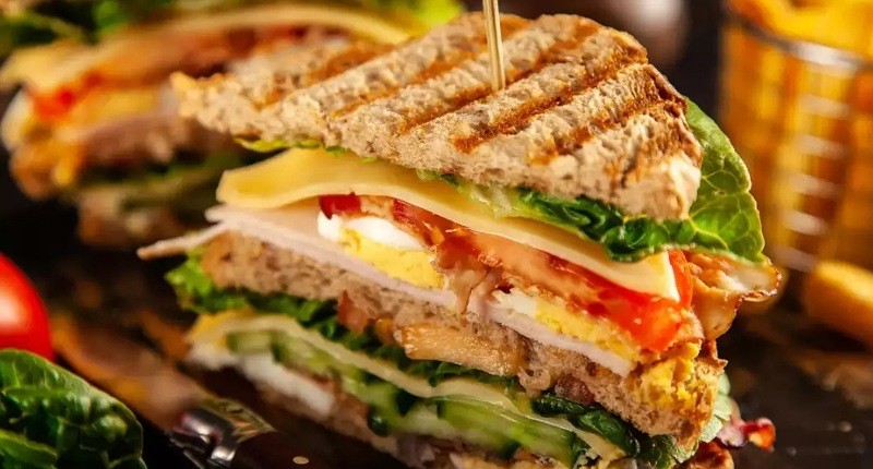Hanya karena Minta Belah Sandwich Jadi 2 Bagian, Restoran Ini Kenakan Biaya Tambahan Potong