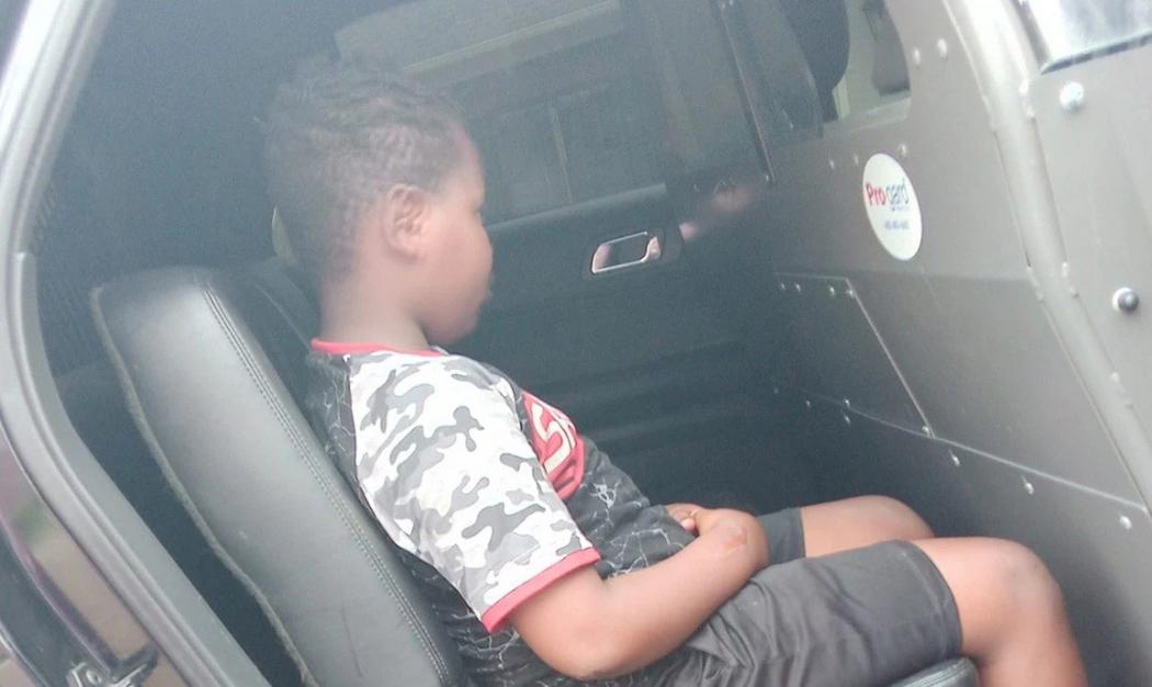 Berlebihan! Bocah 10 Tahun Ditangkap Polisi gara-gara Pipis di Belakang Mobil Ibunya