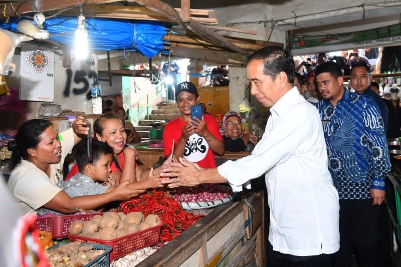 Kunjungi Pasar Sukaramai Medan, Jokowi Cek Harga Bahan Pokok  ke Pedagang