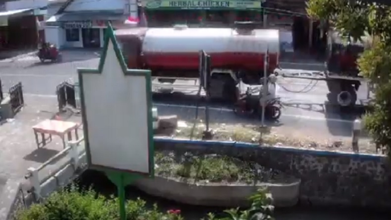 Kecelakaan Maut Motor dengan Truk di Jombang Terekam CCTV, Korban Pelajar Perempuan