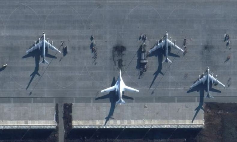 Serangan Ukraina Makin Menggila, Drone Hantam Pangkalan Udara Rusia Hancurkan Pesawat Tempu