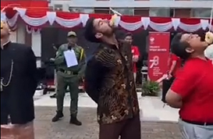 Kocak! Sandy Walsh Lomba Makan Kerupuk Pakai Batik, Juara Berapa?