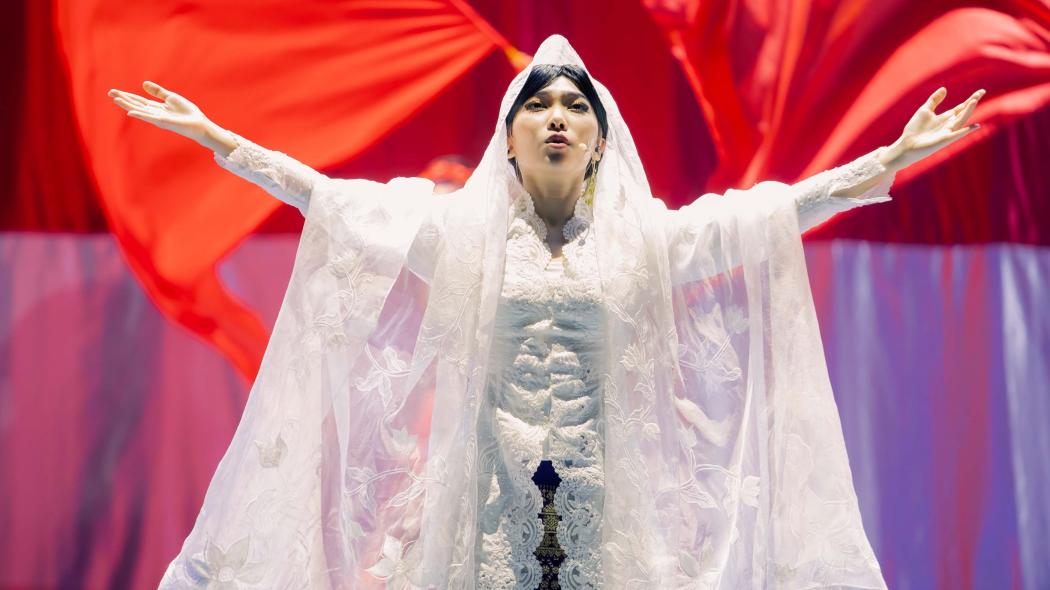 Bikin Pangling Isyana Sarasvati Bergaya ala Ibu Fatmawati, Ternyata Ini Desainernya 